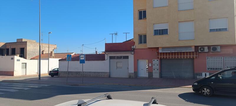 Bus stop opposite Día, Roldan