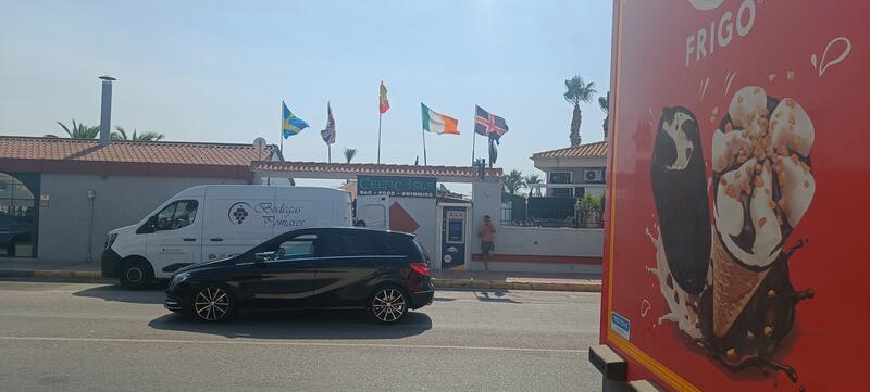 En frente The Celtic Isle, Calle Pintor Ribera, Playa Flamenca